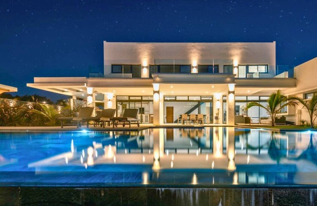 Charming Villa with AC and infinity mirror pool in fabulous Saint-Pierre.