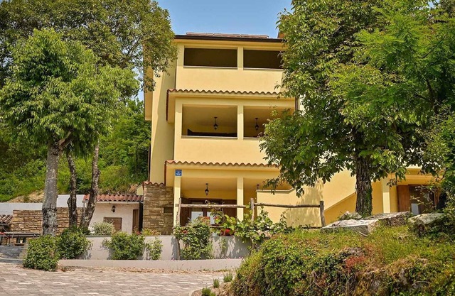 Charming villa with outdoor pool in Krbune