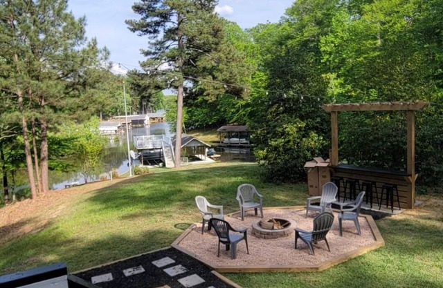 Charming waterfront in a quaint cove. Linens provided. Close to stores & dining.