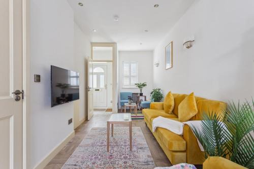 Charming Windsor Cottage, Castle Views, Garden & Walk Everywhere