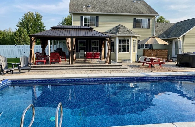 Charming Wine lovers Farm House with heated Pool & Hot tub!