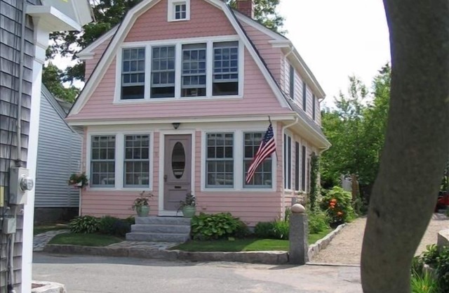 Charming year round cottage - Pet Friendly with Wi-Fi