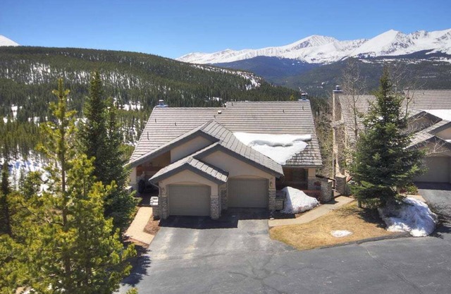 Charter Ridge 60: Spacious 4BR townhome in Breckenridge with ski area views and hot tub!