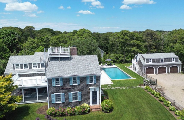 Chatham Estate. Heated Pool, Sleeps 16+, AC, walk to beach! 1.3 mi from town.n