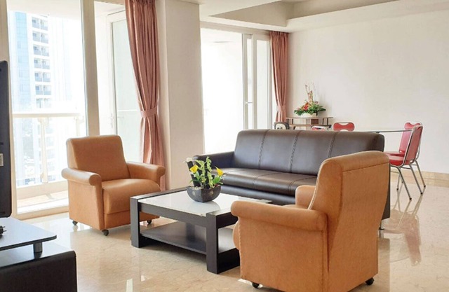 CHEAP Spacious 200m Condo Near Business Center