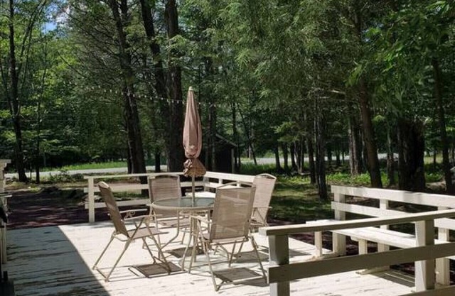 Cheerful 2 BDRM Bungalow, 5-10 MIN walk to Lake