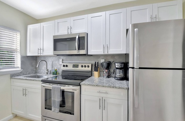 Cheerful 2 bed cottage, East Delray Beach, pets ok, walk to Atlantic