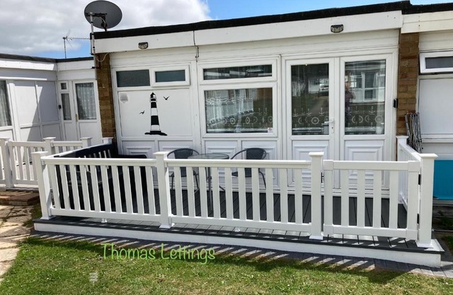 Cheerful 2 Bed Holiday Chalet with Gated Decking