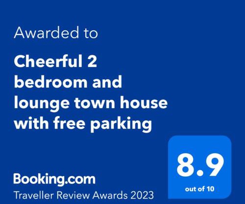 Cheerful 2 bedroom and lounge town house with free parking