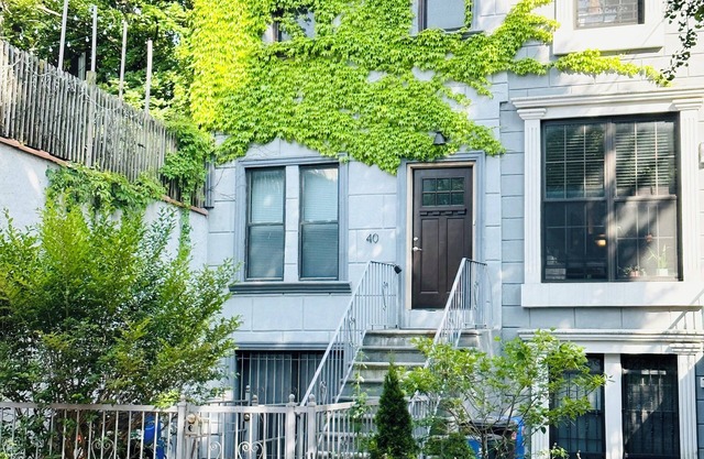 CHEERFUL 2 BEDROOM APT 5 MINS WAlk FROM TRAIN STATION