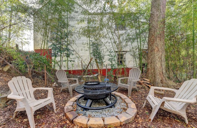 Cheerful 2-Bedroom Midtown Home- Sleeps 7