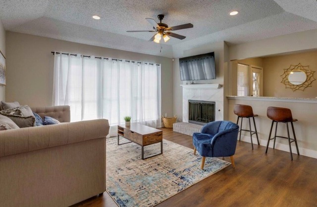Cheerful 2 bedroom with indoor fireplace