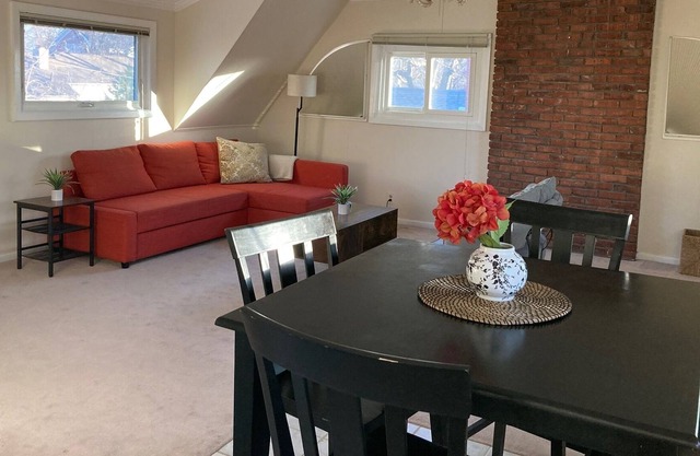 Cheerful 2BR - close to downtown KC!