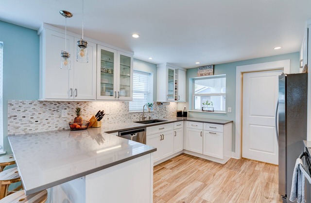 Cheerful 3/2 bungalow - 1,000ft to the sand!