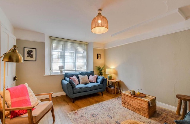 Cheerful 3 bed Grade II Central Cottage