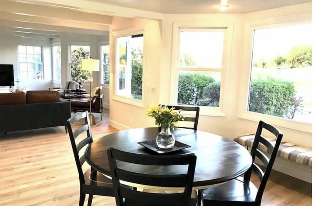 Cheerful 3 bedroom house right on the golf course.