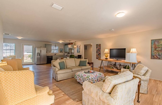 Cheerful 3-bedroom home with parking on premises
