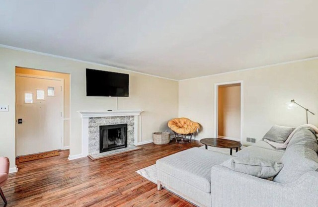 Cheerful 3 Bedroom Home Close to Broadripple.