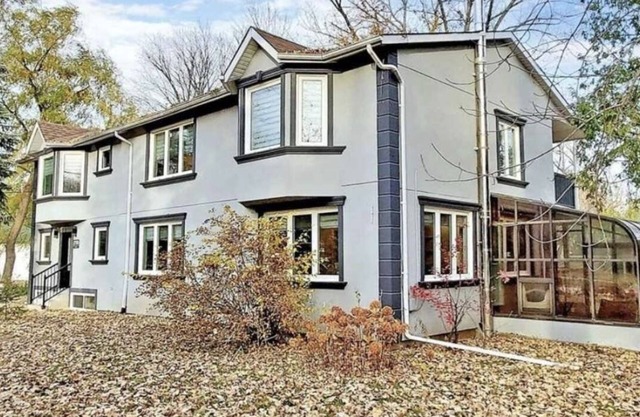 Cheerful 4 Bedroom Cottage w/free Parking & WiFi, on Lake Simcoe