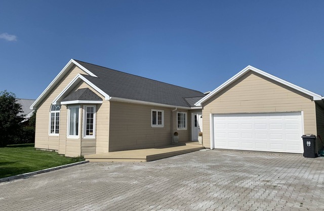 Cheerful 4-bedroom home with hot tub and gym