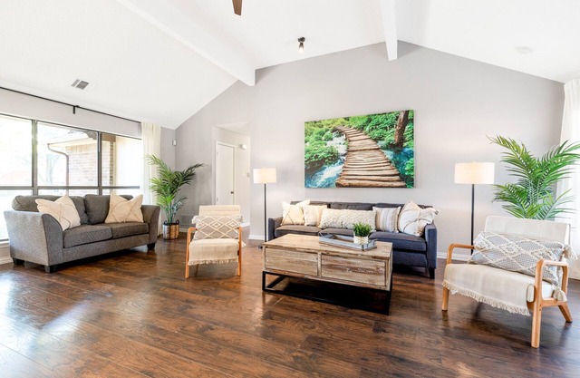 Cheerful 4 bedroom home in a serene neighborhood