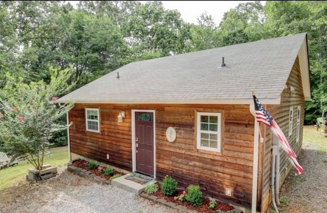Cheerful and peaceful cottage nature retreat near amenities