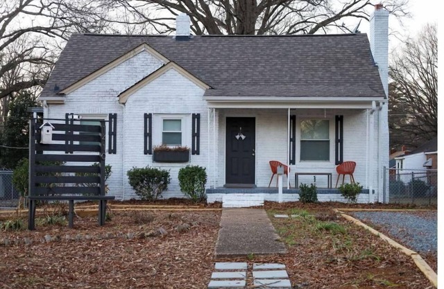 Cheerful Bungalow minutes from Downtown