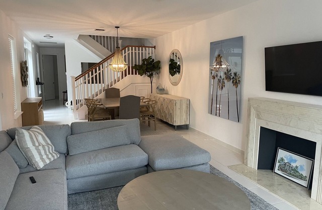 Cheerful Comfy 3 Bedroom Town House at Las-Olas