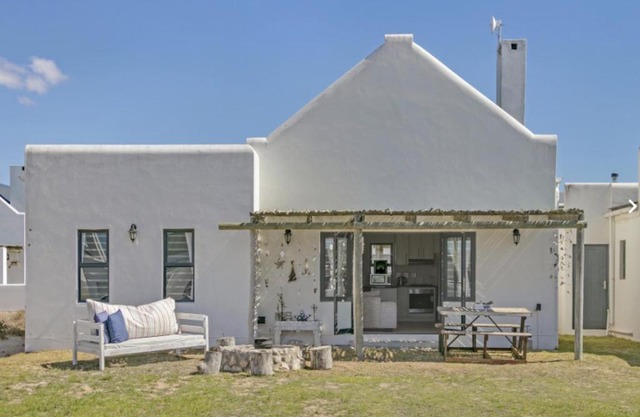 Cheerful Cottage on Britannia Beach, West Coast