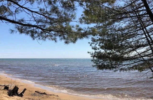 Cheerful cottage with 4 private beach accesses!