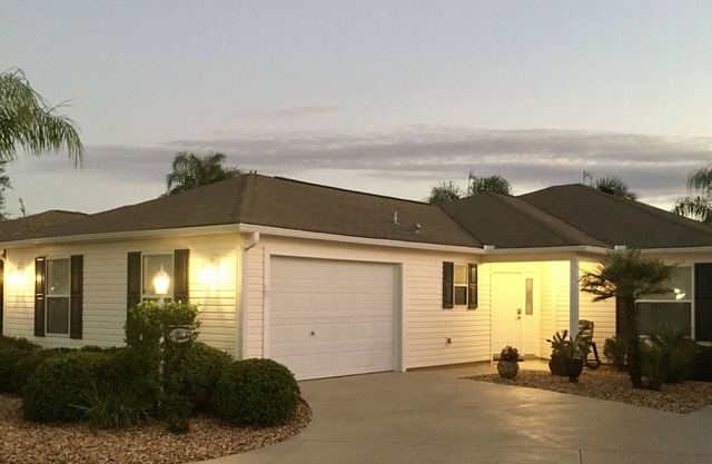 Cheerful, Courtyard Villa Close to Lake Sumter Landing, Walk to Pool, Yamaha GC