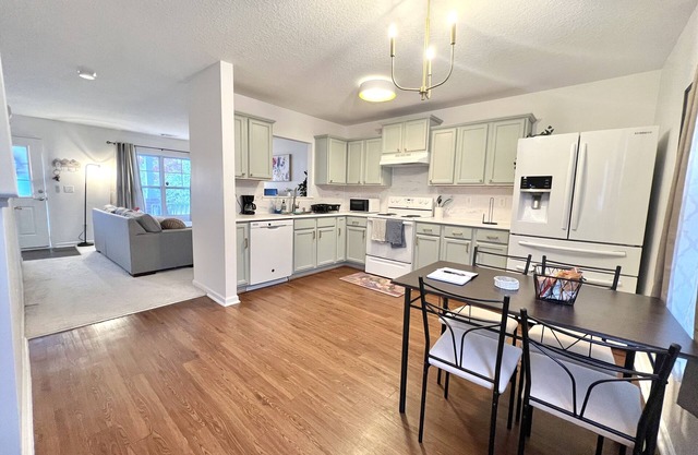Cheerful & Cozy Home Near CLT Airport and Uptown CLT
