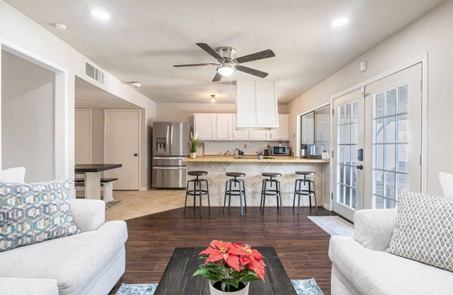 Cheerful Home- Pool, Backyard, 3 bdrm, Large fence