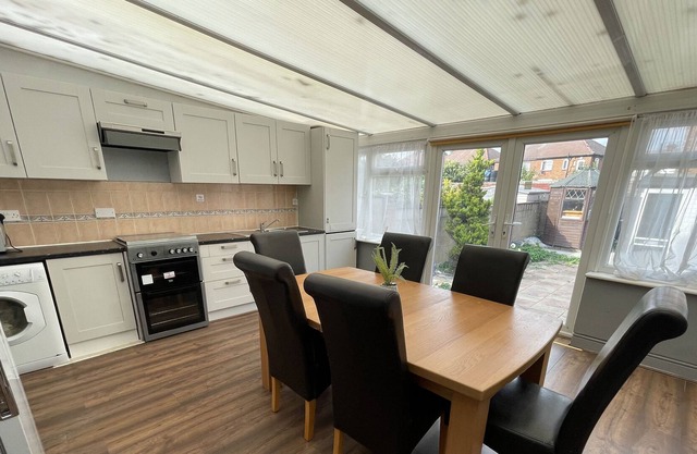 Cheerful House 20 minutes from Central London
