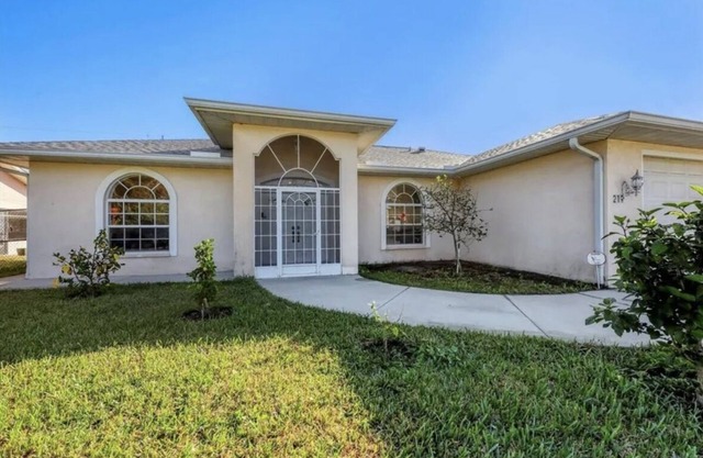 Cheerful & Vibrant Home Near Mineral Springs