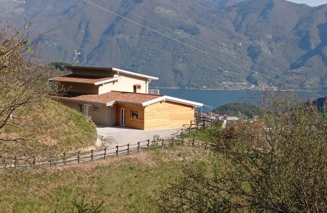 Cherry Blossom - accommodation a stone's throw from Lake Iseo