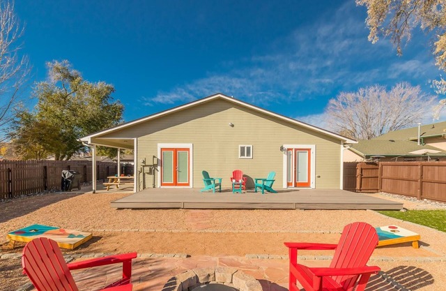 Cherry Pie: Stylish Stay Near Trails & Downtown