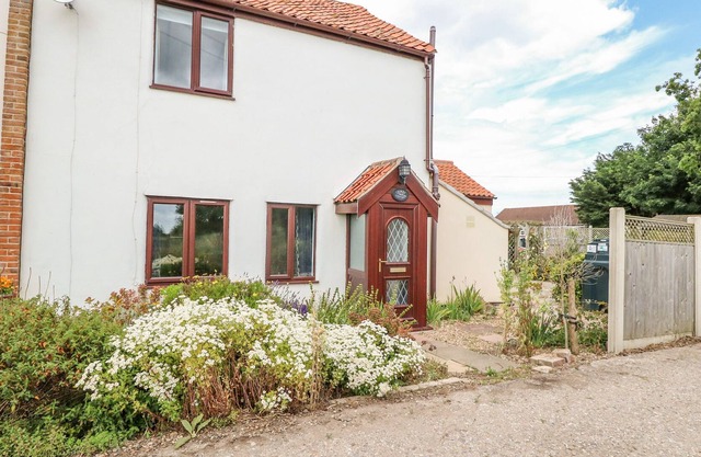 CHERRY TREE COTTAGE, family friendly, with a garden in Filby
