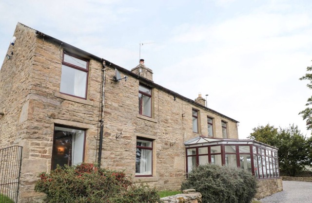 CHESTER HOUSE, pet friendly, with hot tub in Westgate