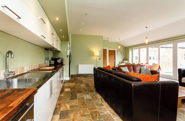 CHEVIOT BARN, pet friendly, country holiday cottage in Chatton