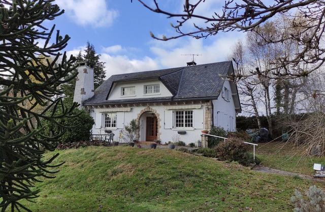 Chez Madeleine - House for 11 on wooded grounds