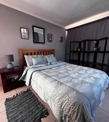 ChezBelle, self-catering 2 sleeper in Constantia with self check-in