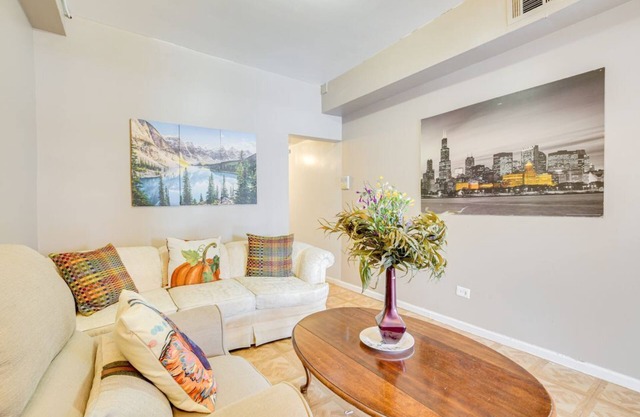 Chic 1-bedroom apartment in fantastic Chicago with WiFi, AC