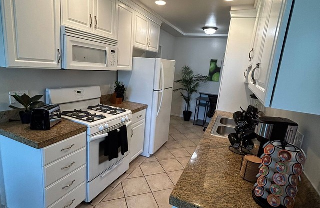 Chic 1 BR /2 BEDS Near BH with Parking and Fitness room