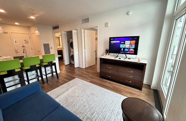 Chic 1BR Apartment w/Balcony Views, Rooftop Lounge, WiFi + AC DTLA/Koreatown