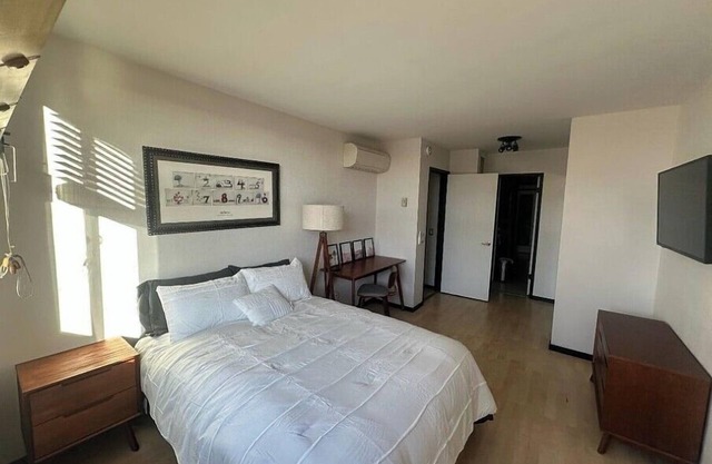 Chic 2-bedroom condo with WiFi, AC in lovely West Hollywood