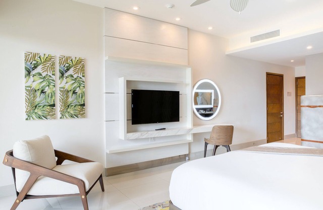 Chic 2-bedroom hotel suites with WiFi, AC in lovely Cancun for up to 6 people