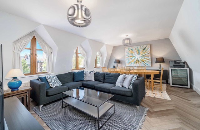 Chic 2BR Battersea Flat - Terrace & Pet-Friendly
