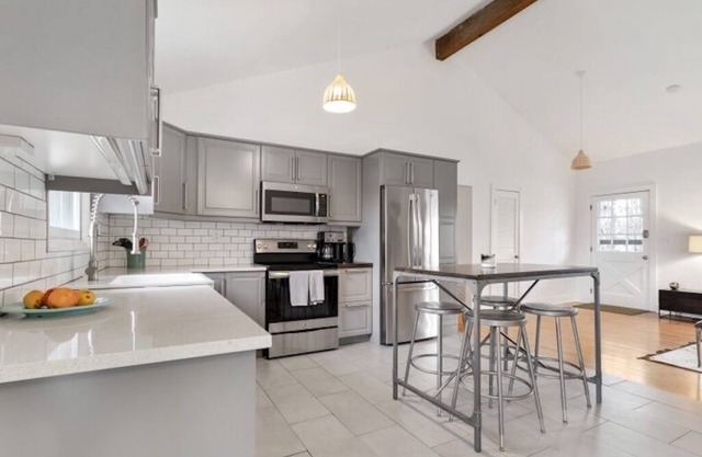 Chic 3 Bed Cottage w/Heated Pool, 5 Mins from Town