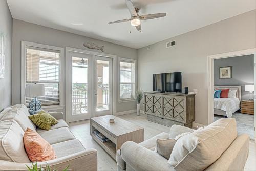 Chic 3BDR for 6 with Pool & Hot Tub Overlooks Marina